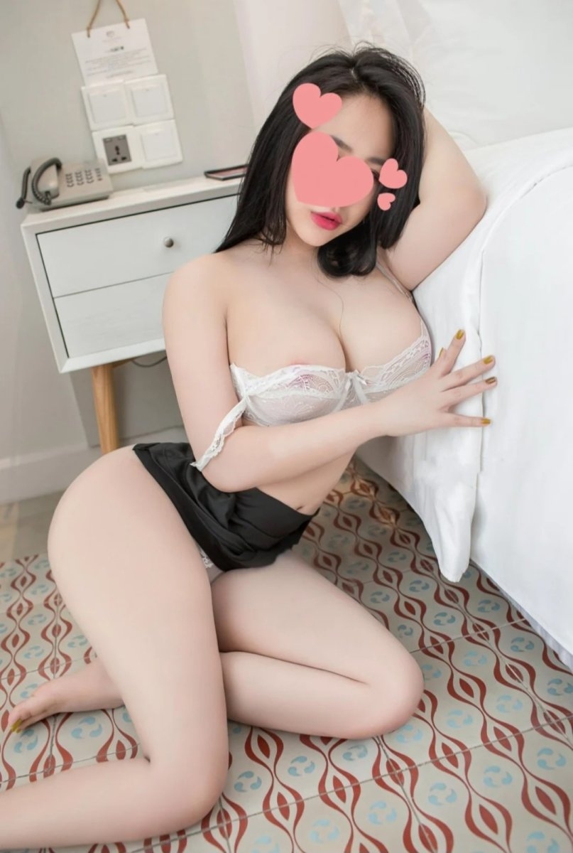 EM TRANG UYÊN- LÀM CTY NHẬN THÊM ĐI KHÁCH NGOÀI LÚC RẢNH - NGOAN HIỀN DAM DÃNG - BÚ LIẾM NHIỆT TÌNH